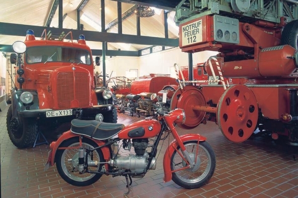 Unterschiedlichste Fahrzeuge wurden im Laufe der Zeit von der Feuerwehr bei ihrem Einsatz genutzt.